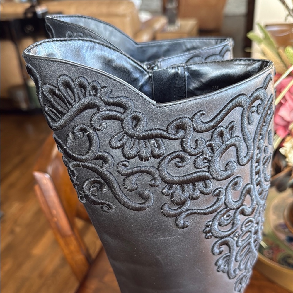 Black Boots With Embossed Pattern Gianni Bini - image 2